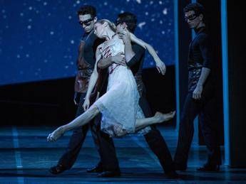 Eleonora Abbagnato a Bologna tra i protagonisti del gala 'Les Etoiles' Eleonora Abbagnato a Bologna tra i protagonisti del gala 'Les Etoiles'